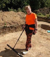 Sabine mit dem Tero Vido 3 D Bodenscanner (Bild: Oktavian Bartoszewski)