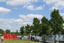 Am Mainufer begrüßt der Höchst-Schriftzug die Spaziergänger. (Bild: Stefan Siedler)