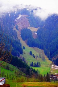 Die Gipfel und Berge sind erhaben - Sommers, wie Winters.