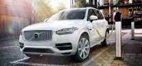 Volvo XC90 Hybrid beim E-Tanken  (Bild: Volvo Motors, volvo.de, volvo.com)