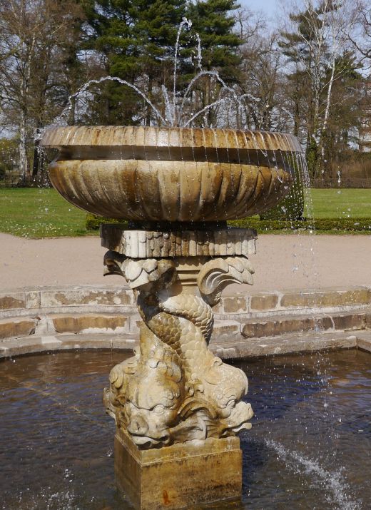 ein Springbrunnen im Schlosspark Oranienbaum