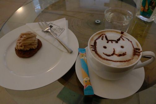 leckere Kuchen und ein guter Kaffee mit Katzengesicht augespritzt, für jeden Katzenfan ein Muß