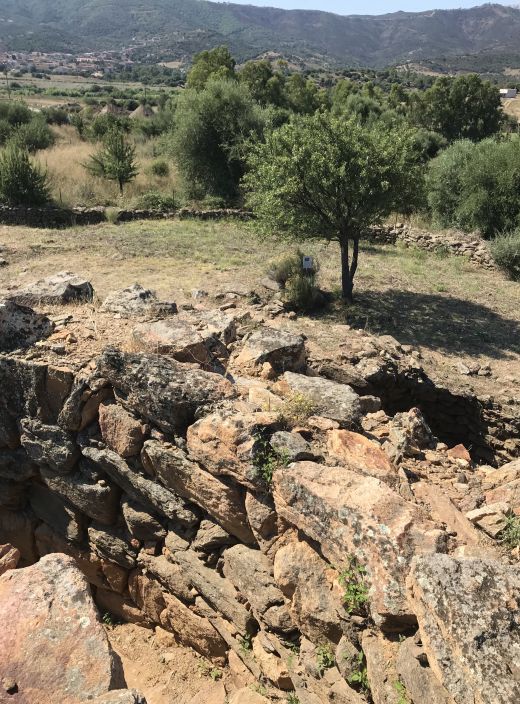 Die Nuraghe San Pietro auf einer kleinen Anhöhe inmitten einer Ebene ist