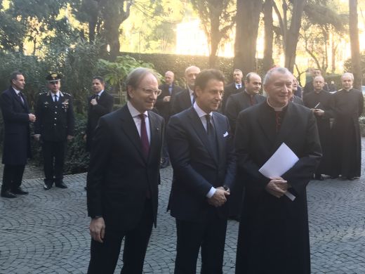 Der Botschafter Italiens beim Heiligen Stuhl (links), Der Präsident des Ministerrates Italiens Conte undVatikanischer Staatssekretär Parolin