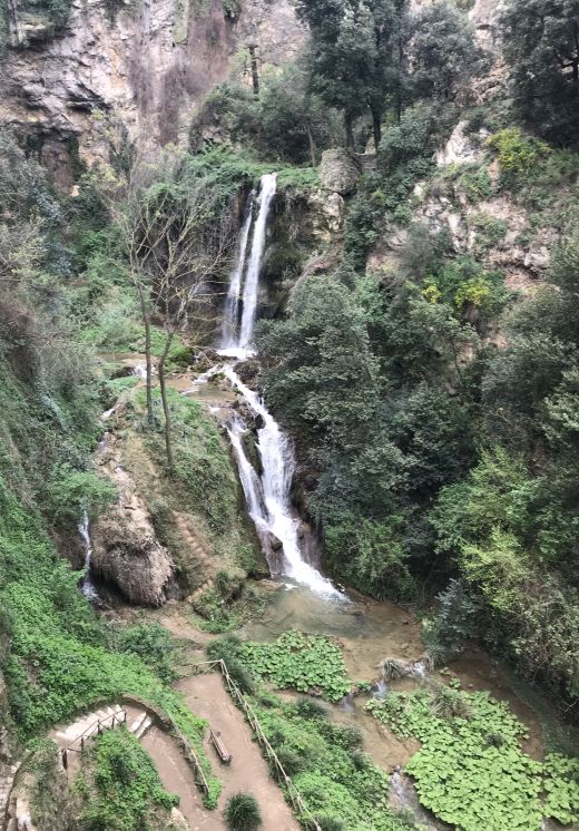 Der Park der Villa Gregoriana in Tivoli ist etwa 25 km von Rom entfernt und wurde nach der Entscheidung von Papst Gregor XVI. im 1832 erbaut, den Fluss Aniene umzuleiten. 