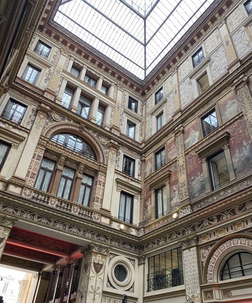 Galleria Sciarra, die zwischen 1885 und 1888 von Prinz Maffeo Barberini Colonna di Sciarra erbaut wurde und ein authentisches architektonisches Meisterwerk von Giulio De Angelis ist, Symbol des Geschmacks der Zeit .